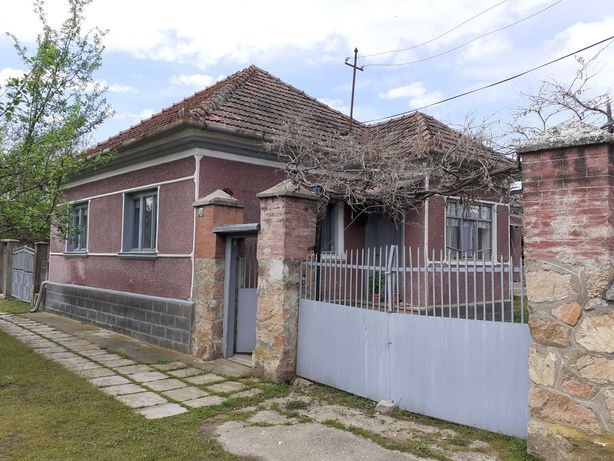 Vând casa comuna Tauț