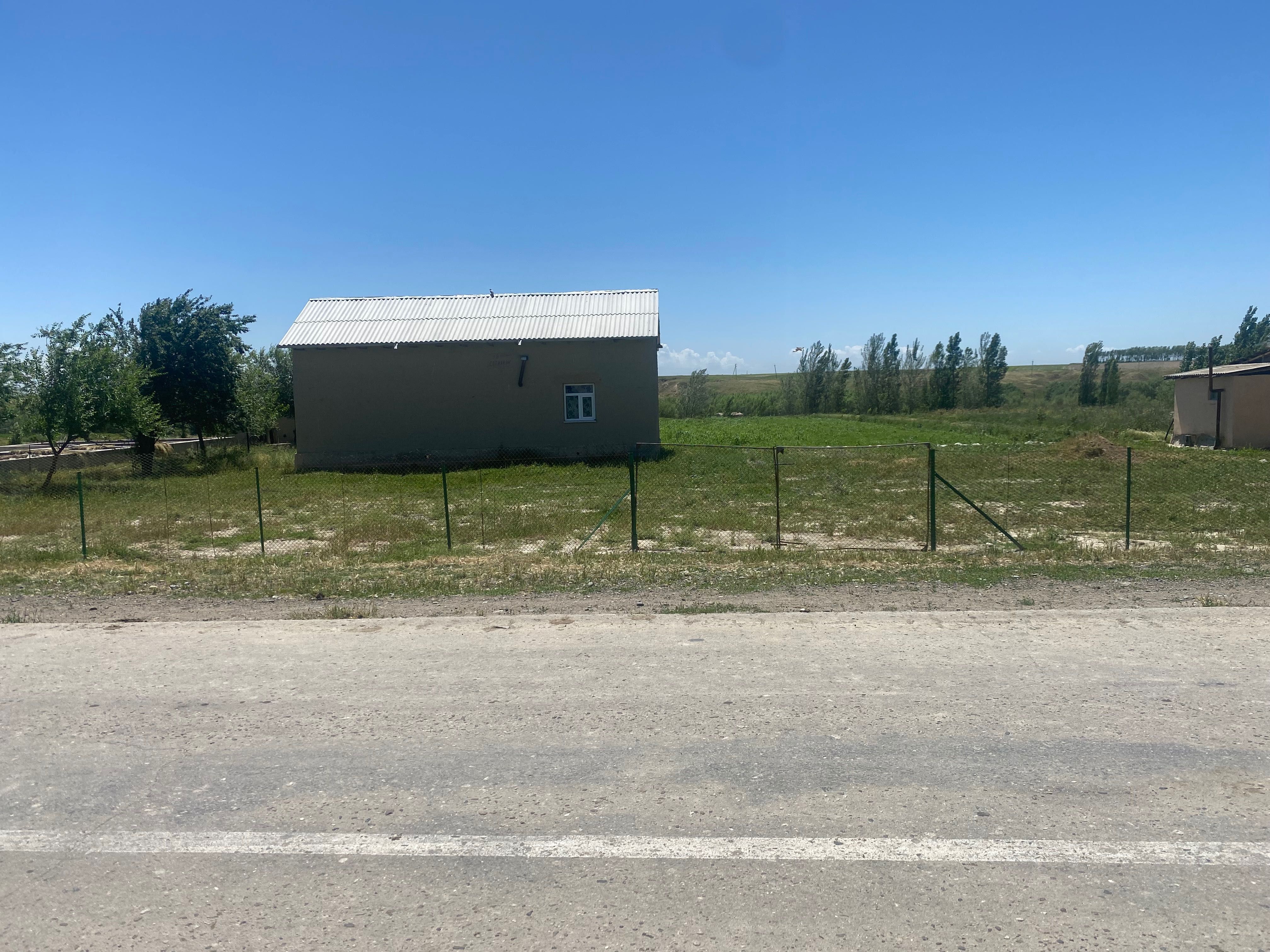 Uchaska Uy sotiladi 30sotix yer va ikki  uyqurilgan