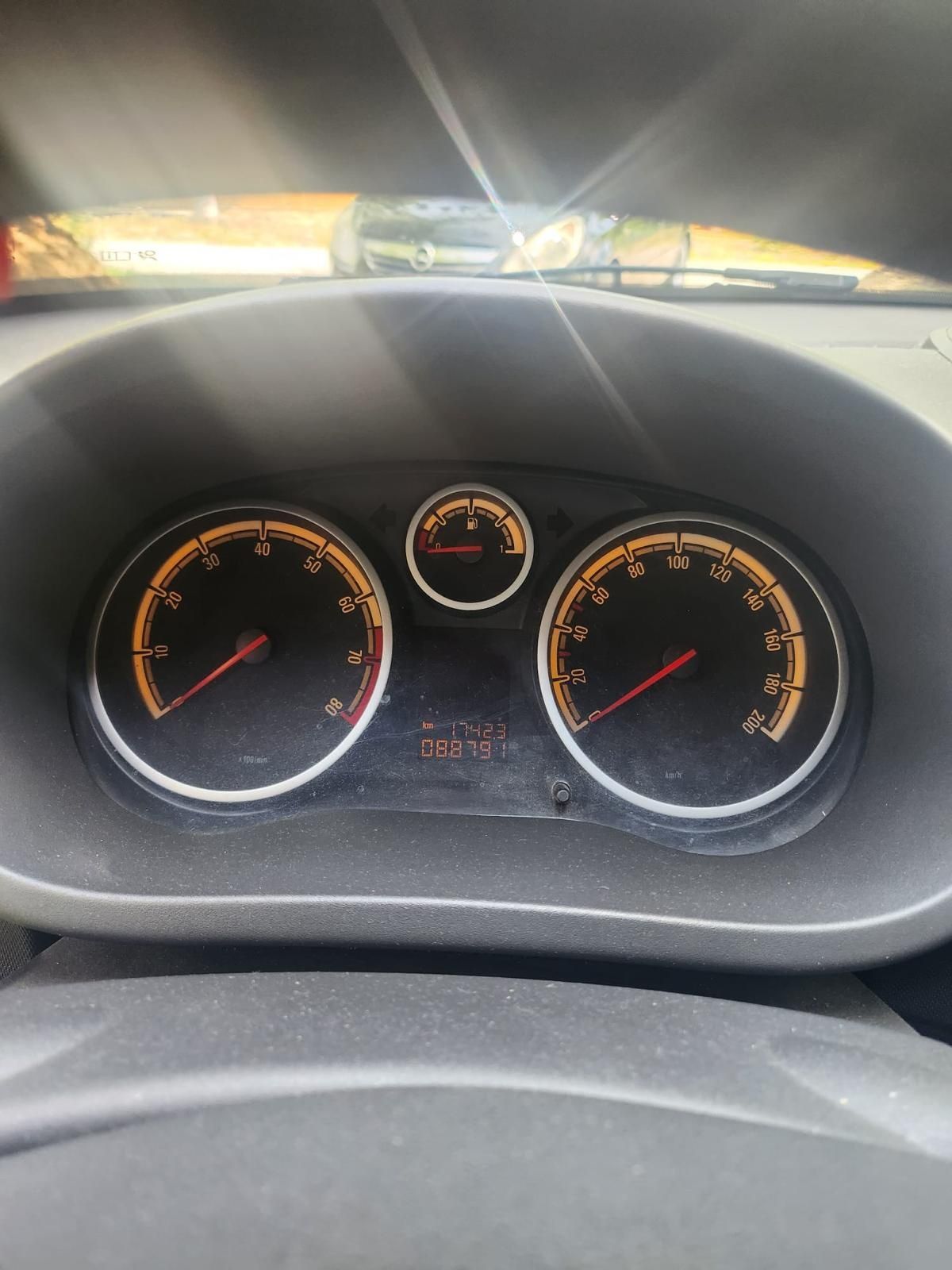 Opel Corsa D 1.4 benzină  88.000 KM