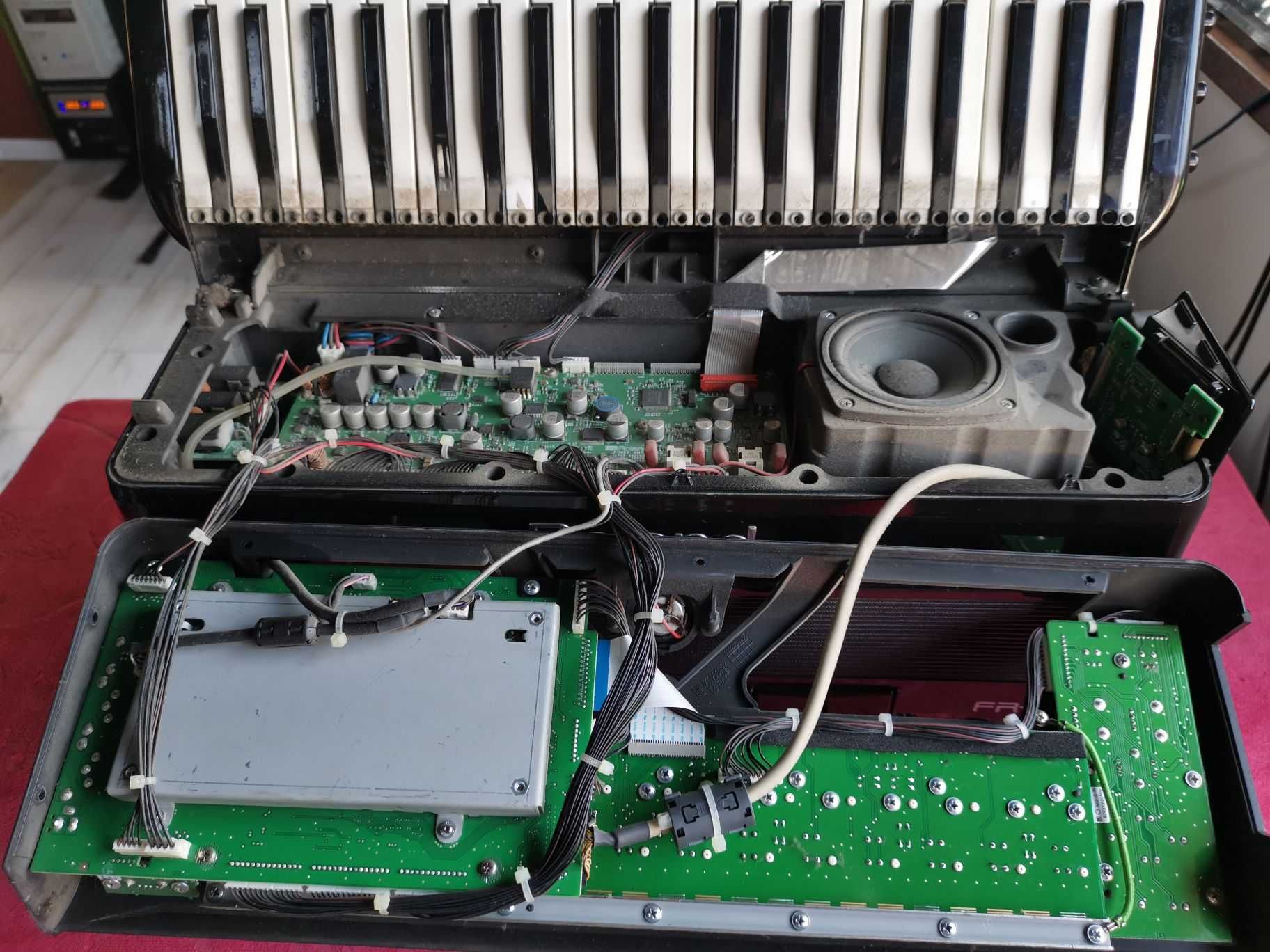 Service Mentenanta/Igienizare/Reparatii/Resoftari Acordeon Roland FR8x