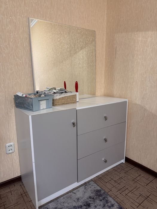 Тумбочка с зеркалом и шкаф