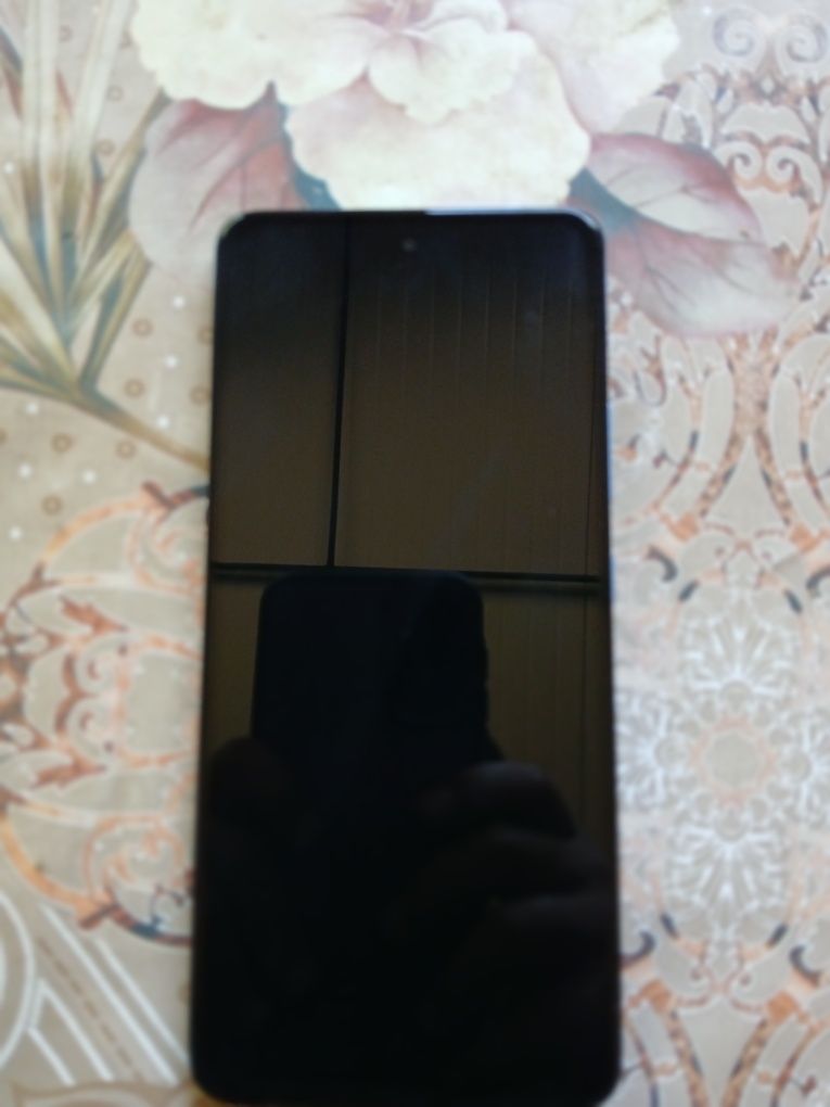 Продавам нов телефон Motorola g72