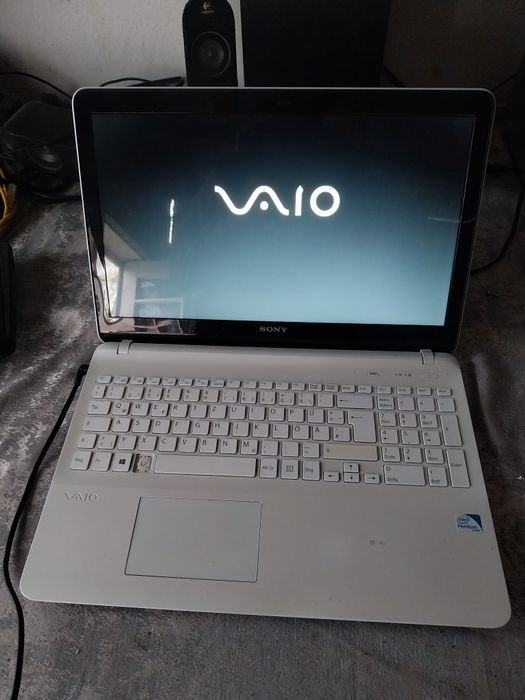 Vând 2 laptopuri unu mic și unu mare