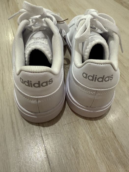 Дамски обувки Adidas Чисто нови!
