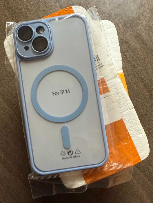 Set: 1 buc. Husa bleu iPhone 14 + 7 buc. Folii privacy iPhone 14!