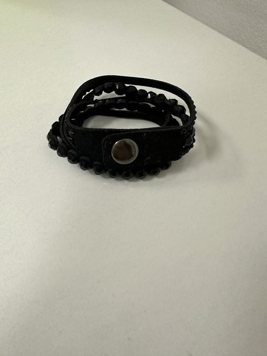 Черна wrap гривна с мъниста – бохо/рок стил