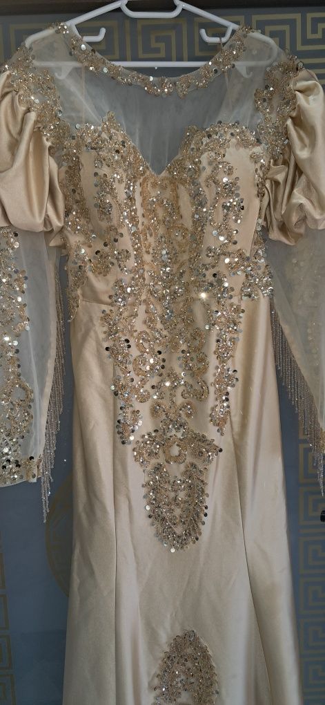 Rochie cu trena detașabilă