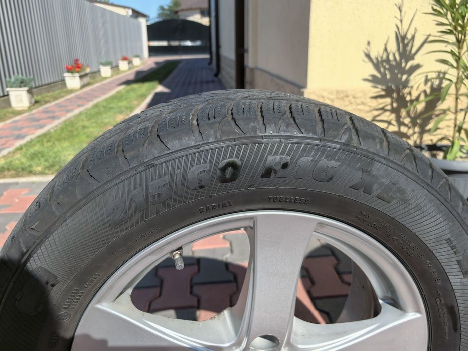 Vând jante aliaj 215/60 R16 cu cauciucuri de iarna 1200 lei