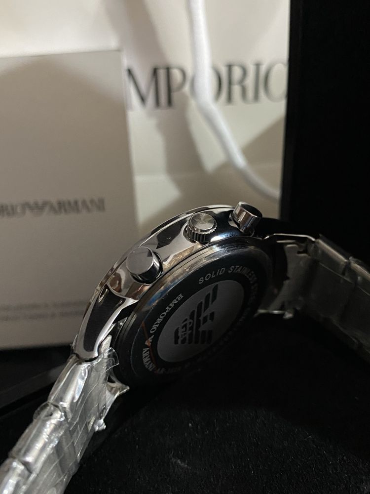 Часовник Emporio Armani – чисто нов, с кутия, документи и етикети