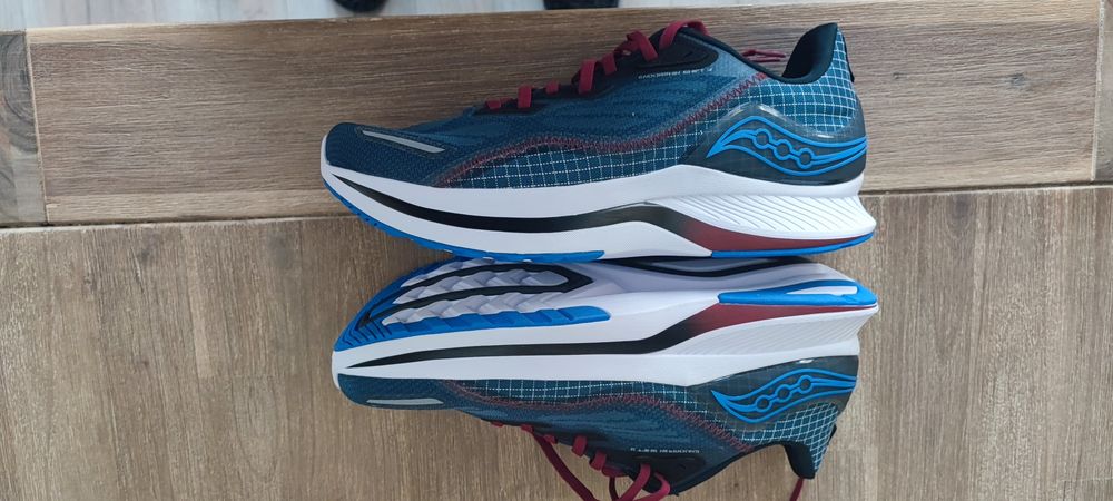 нови SAUCONY endorphin shift 2 стелка :29см..