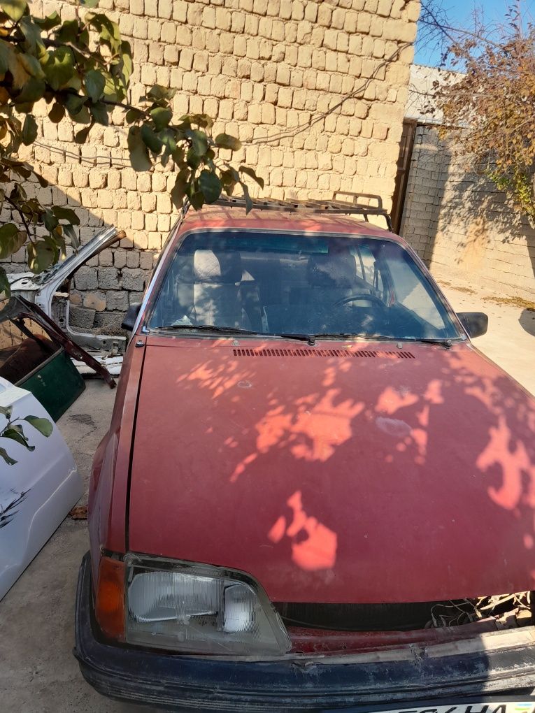Moshina sotiladi Opel rekord