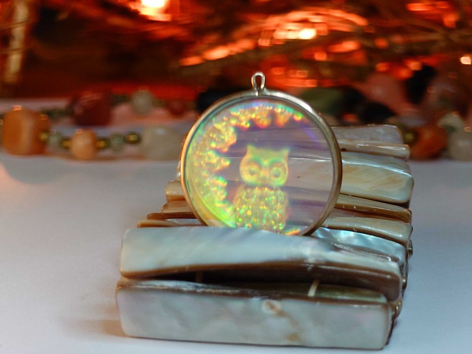 Pandantiv vintage din aur 9K – bufniță holografică pe semilună