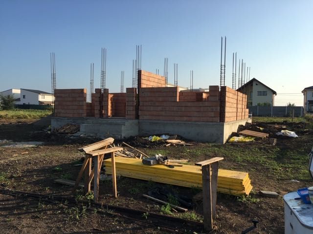 Construim case la roșu, cu oameni care știu meserie