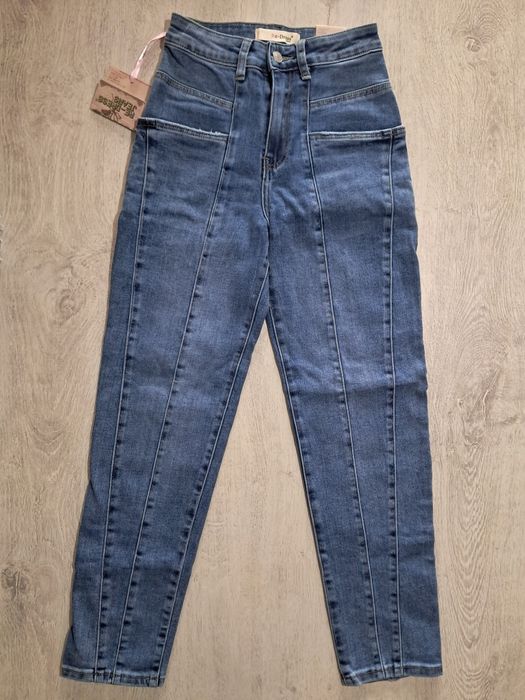 Blugi noi tip boyfriend.