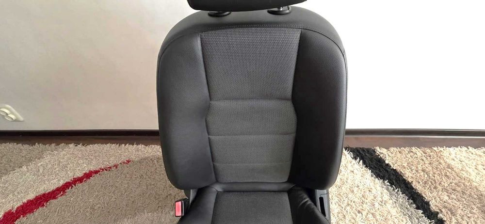 Scaun sofer C Class W204 cu incalzire, interior AMG semi piele/textile