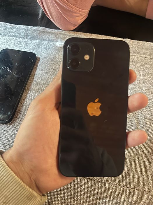 Продавам IPhone 12