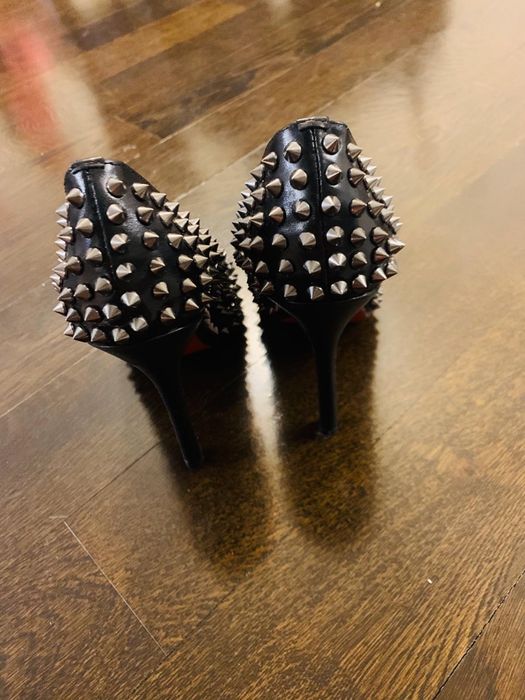 Pantofi stiletto negri din piele  cu Țepi Loubotin