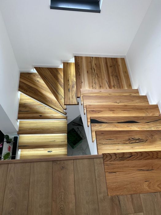 Trepte din lemn masiv cu rasina epoxidica