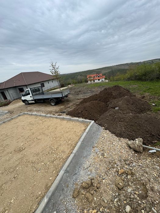 Închiriez miniescavator