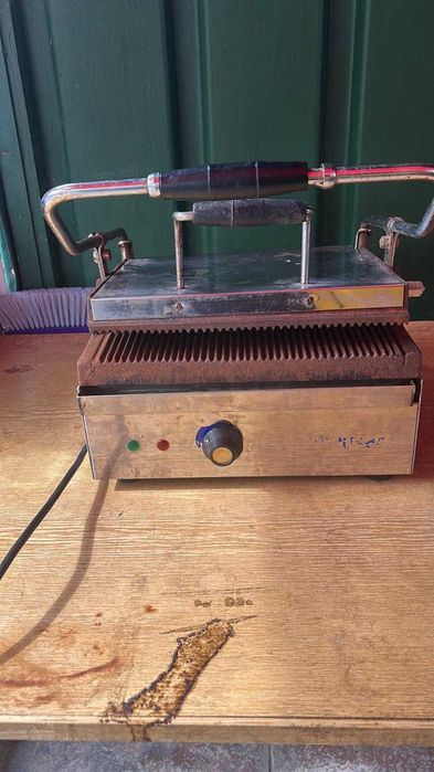 Grill Toast Profesional Fratar fonta  in stare perfecta de functionare