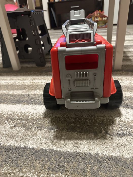 Masina de pompieri cu scara, in stare buna