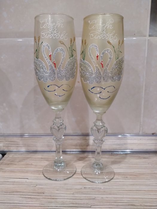 Продам комплект из двух штук. фужеры свадебные.