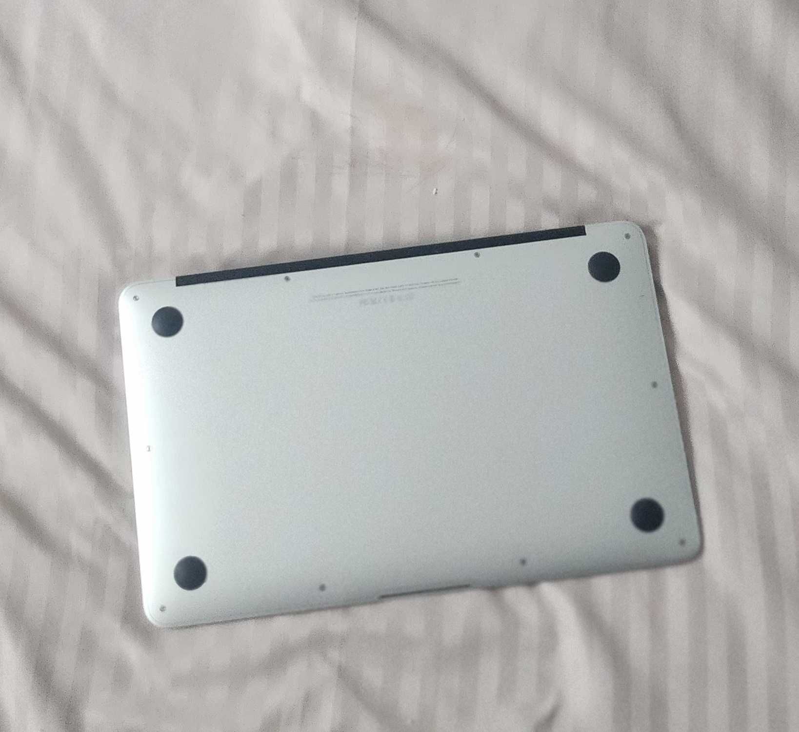 VAND MACBOOK AIR 11 cu procesor Intel Dual Core