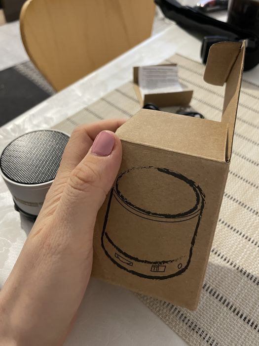boxa gri de dimensiuni mici