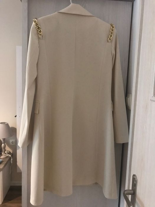 Бутиково Манто/Шлифер в цвят крем със златни акценти