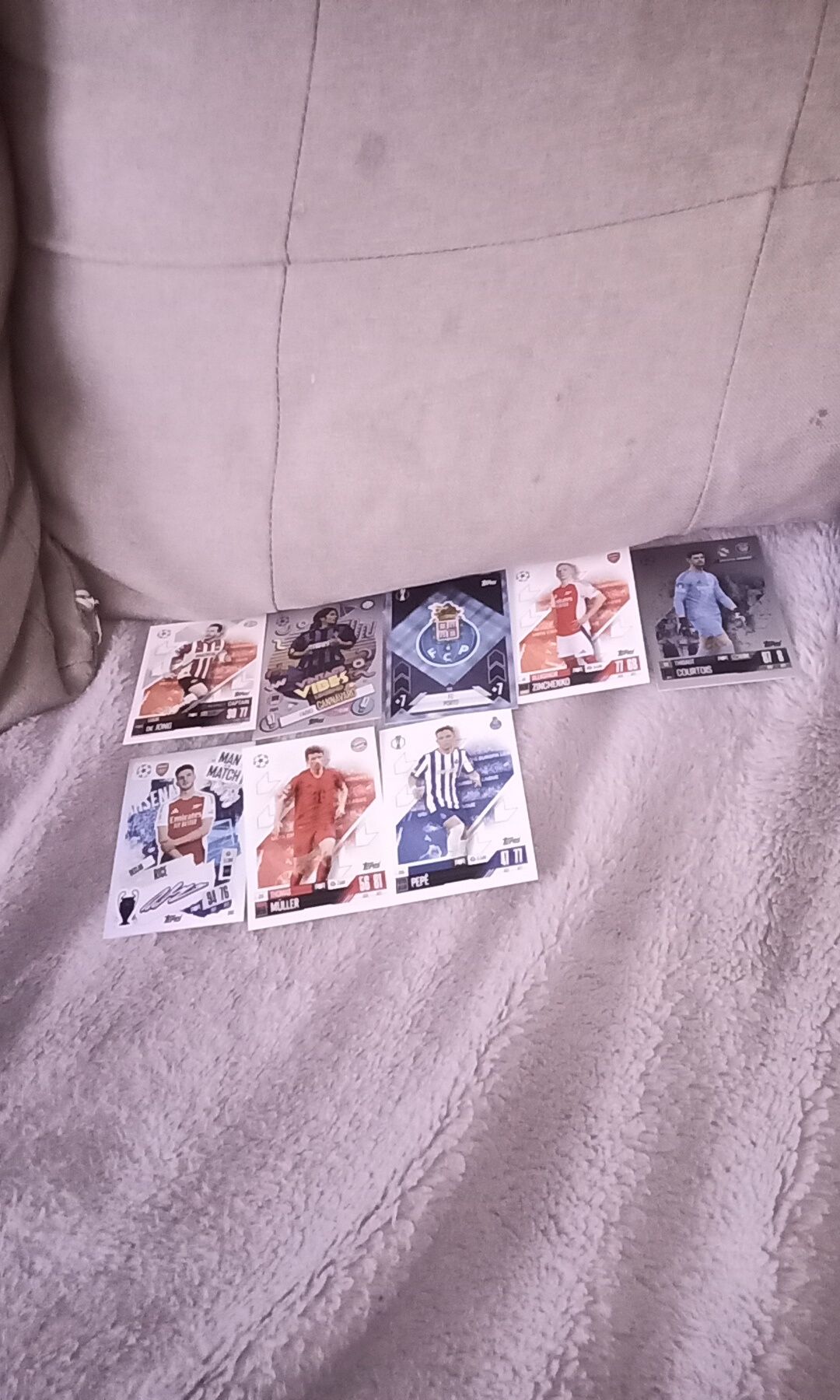 Vând cartonase match attax
