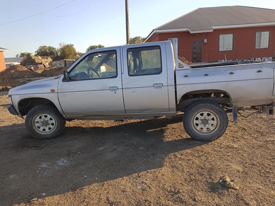 Ниссан датсун 1998гв. Обьем 2.5 дизель.полый привод