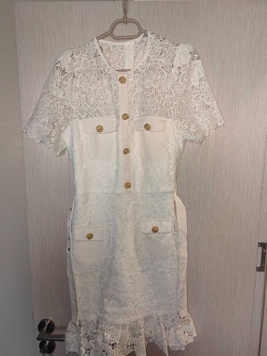 Бяла рокля с дантела