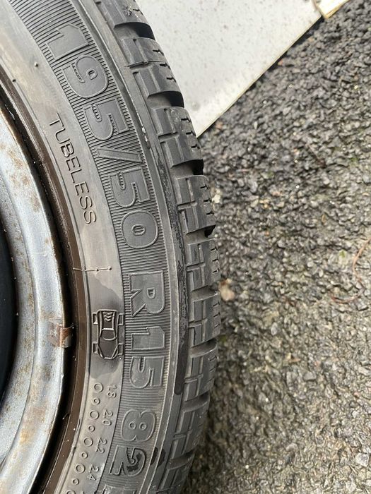 roti de iarna pentru ford cu jante de otel si capace de plastic