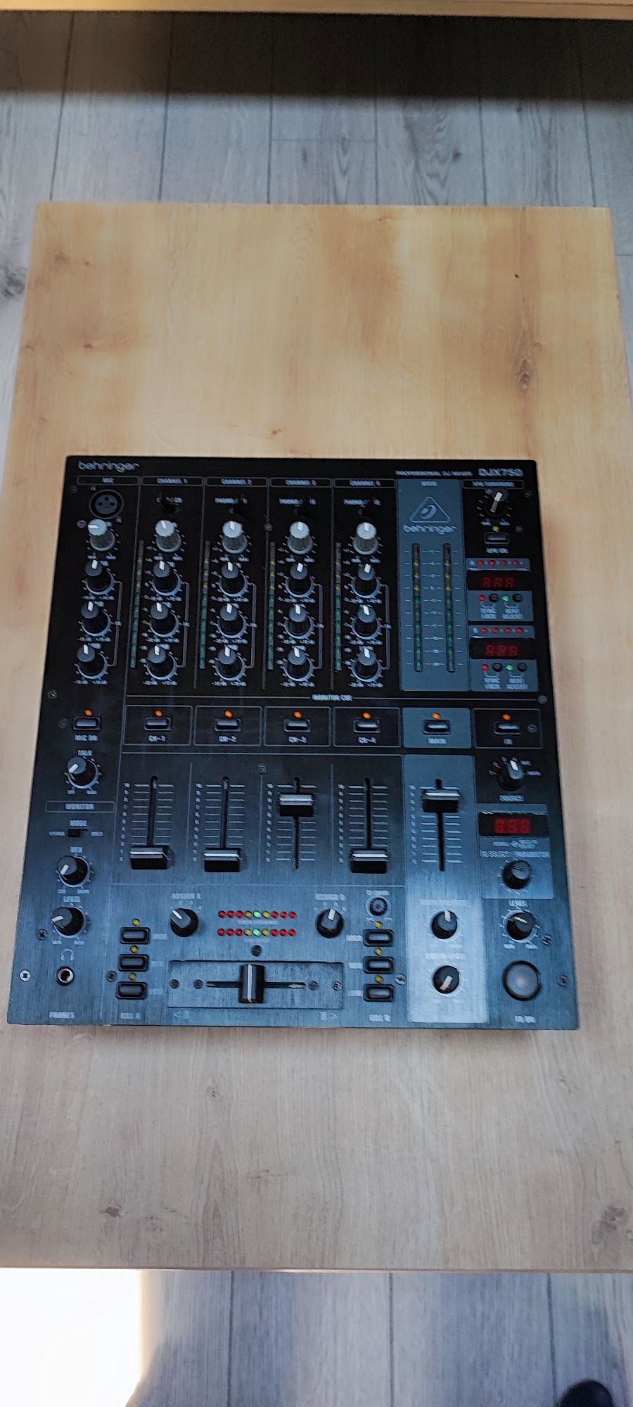 Mixer Behringer DJX 750