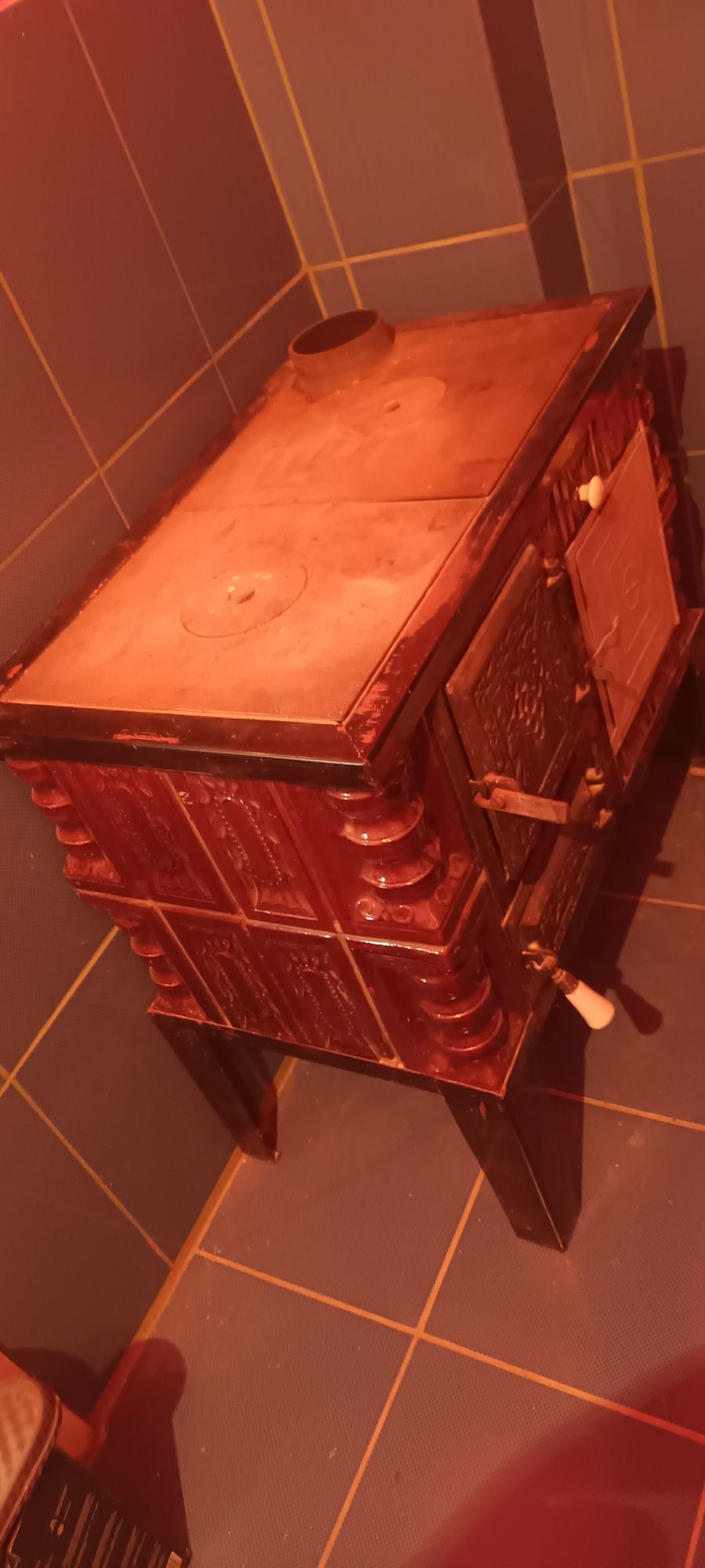Vând sobă cu plită ca nouă folosită o singură dată