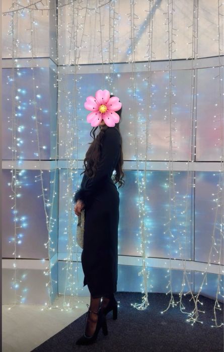 Платье вечернее с перьями на рукавах