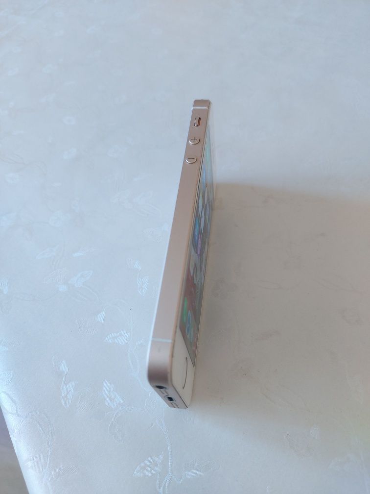 iPhone se 64 золото