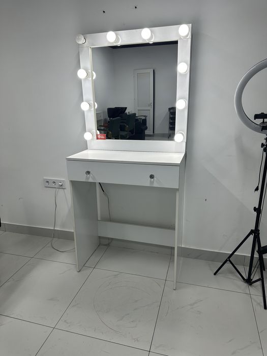 Продам витринный зеркало со шкафом для визажистов и для хейр-стилистов