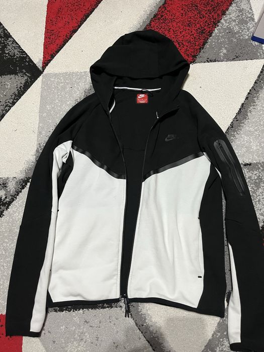 Nike tech fleece black and white