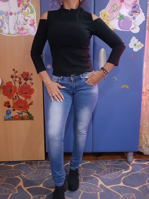 Blugi cu push up +bluza, ambele la doar 45 lei