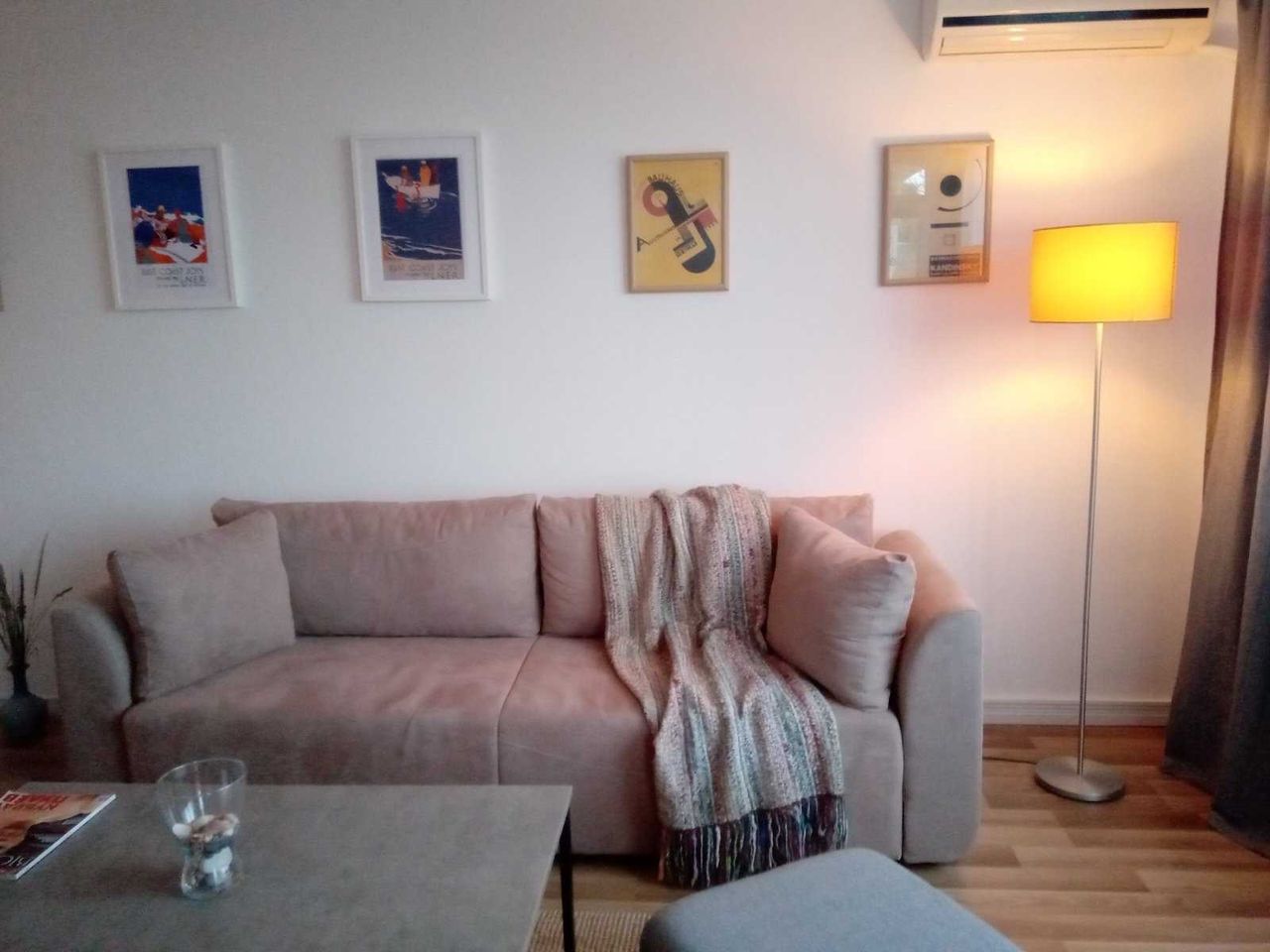 Дава се под наем Двустаен апартамент в Варна, м-т Траката - 60 кв.м за 484.5 € - Снимка #1