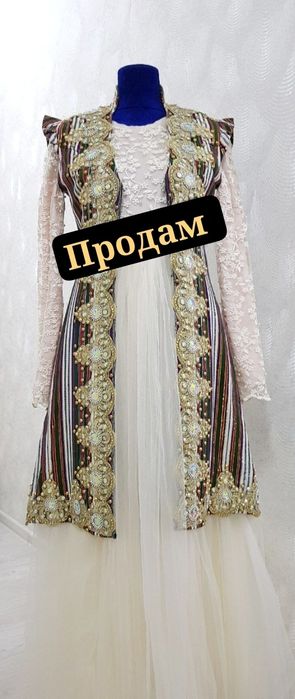 Миллий либослар сотилади.