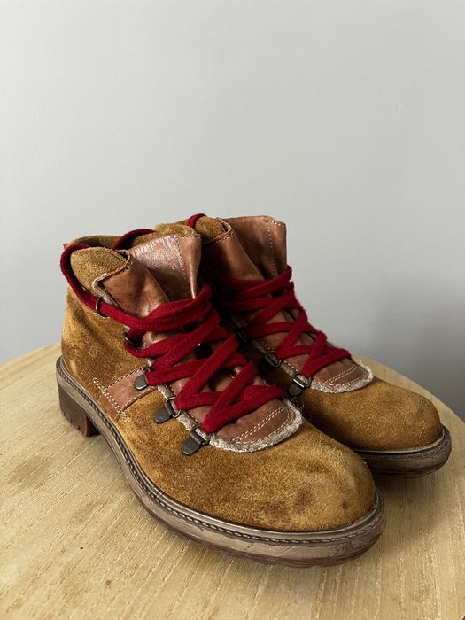 Стильные ботинки из замши