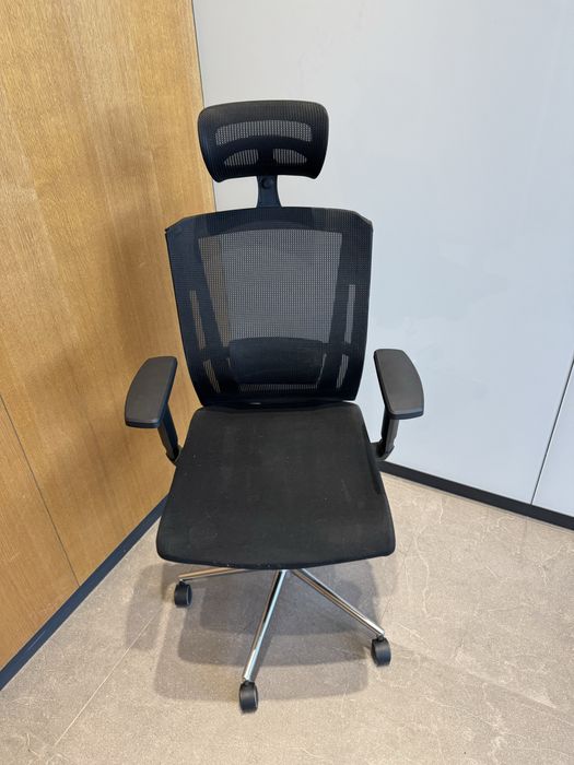 Въртящ се офис стол