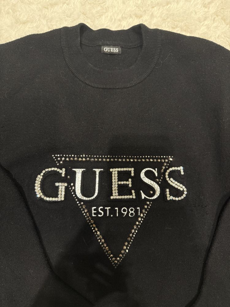 Черен пуловет GUESS