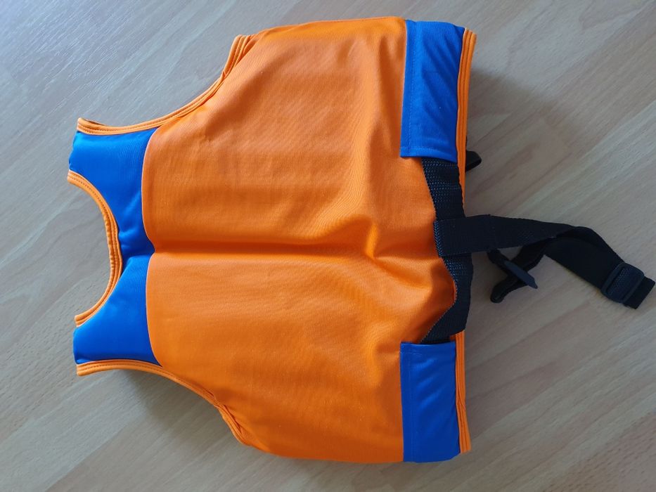 Vesta si costum pentru plutire. 3-6 ani. CA NOI.