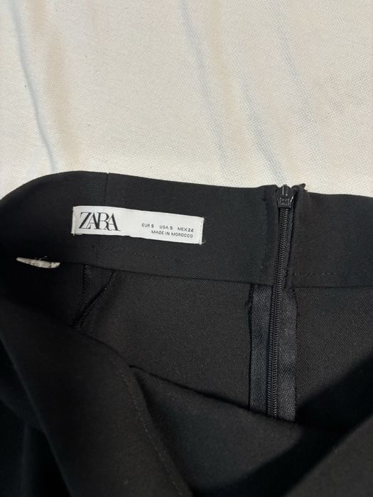 Fusta Zara neagra midi cu slit pe picior marime S