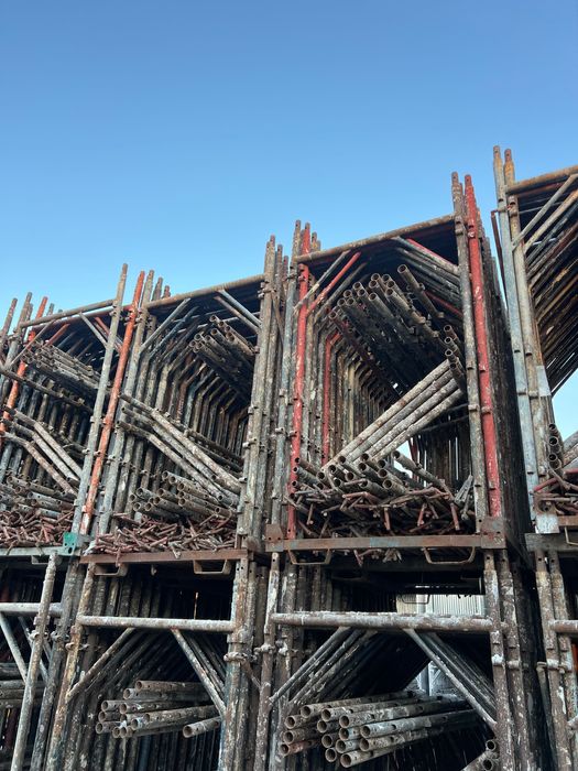 Vând schelă metalică