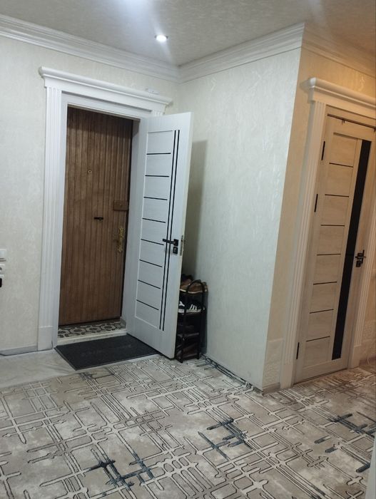 Срочно продаётся 3 комнатная квартира. Недалеко от Рисового базара.