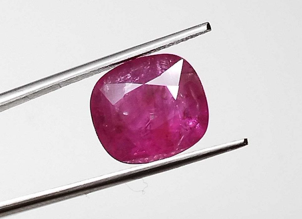 Пурпурно червен естествен рубин с рядка големина 4.26кт! Сертифициран!